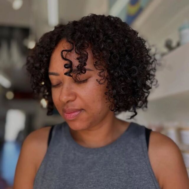 Shaped these curls for volume, bounce, and flow ✂️✨

Cut ✂️: @hairbyy.abbey

#shermanoakshairstylist #srudiocity #losangeleshairsalon #lahairsalon #hairstylist #salon #shermanoakssalon #behindthechair