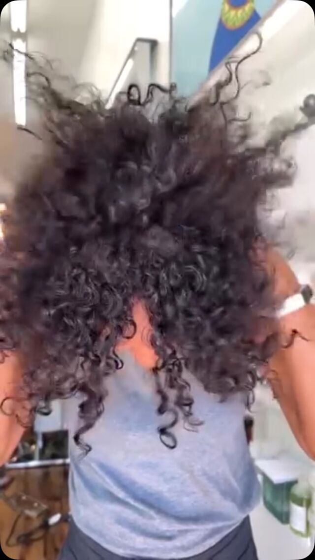 Springing into the first day of spring with these beautiful,dare I say, springy curls by the amazing @hairbyy.abbey 

At headbetter salon we offer some of the best and curl safe products with @davinescalifornia to help you achieve the hair and color your dreams without losing your curl definition! 

Book your appointments soon!

#shermanoakshairstylist #shermanoakssalon #lahairsalon #shermanoaks #haireducation #lahairstylist #losangeleshairsalon #davinesnorthamerica #davineshaircolor #curlyhairproducts #curlyhairstylist #curlyhairsalon
